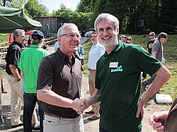 Der Ortsvorsteher gratuliert zu 25 Jahren Martinshof.